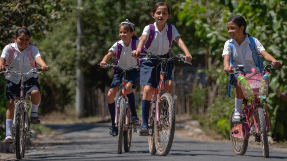 Niñas de El Salvador en bici