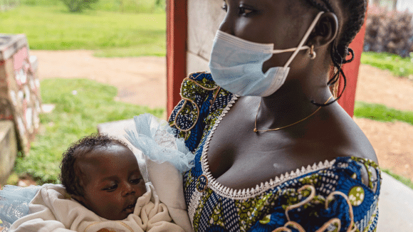 Deborah, de dos meses, con su madre Marléne en RDC
