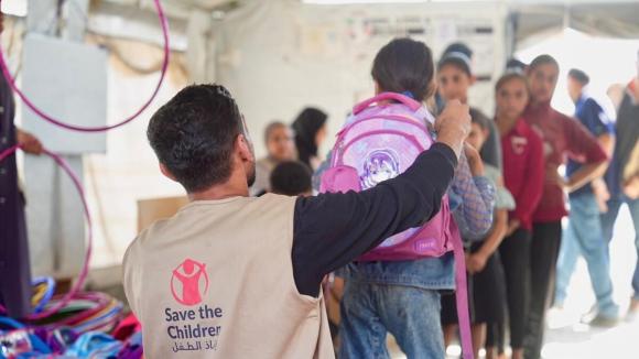 Entrega kit escolar en Gaza