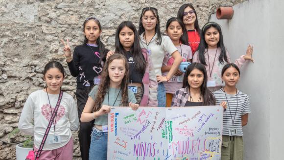 Niñas comparten mmensajes activistas_Save the Children