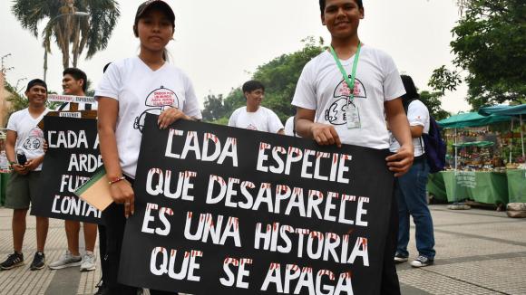 Protesta activista niños Save the Children