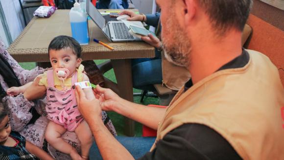 Gaza atención para niña desnutrida