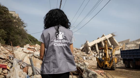 mujer con destrucción fondo