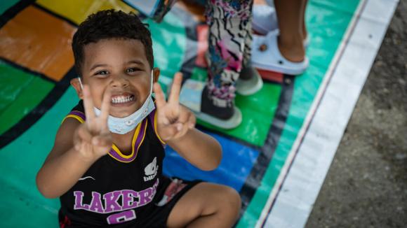 niño sonrie a la camara