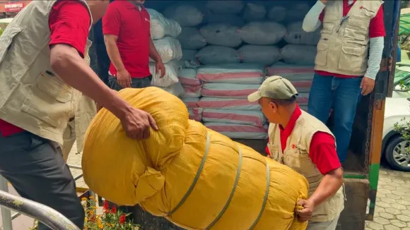dos trabajadores humanitarios