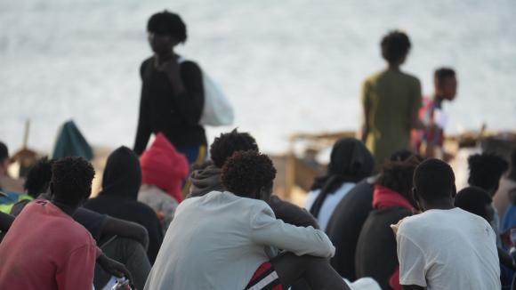 Ceuta, adolescentes en la playa del trampolín