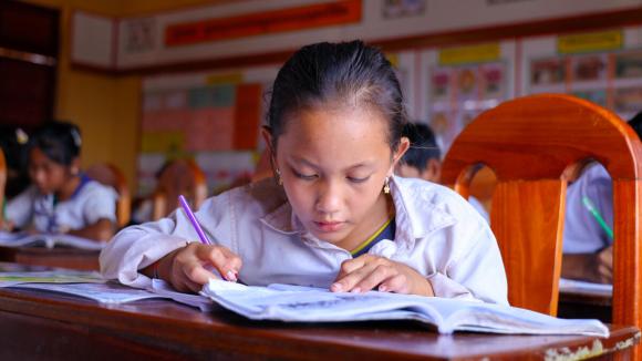 Sreykheth, 11 años, estudiando - Programa de STC en Camboya