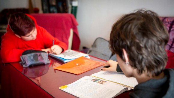 2 niños en casa estudiando