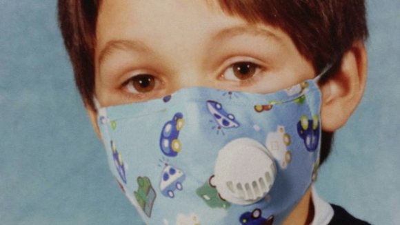 Santiago Abascal de niño con mascarilla - Campaña #QueNadieQuedeAtrás de Save the Children España Santiago Abascal de niño con mascarilla - Campaña #QueNadieQuedeAtrás