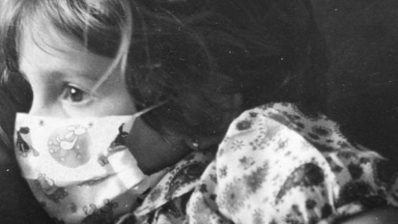 Teresa Ribera de niña con mascarilla - Campaña #QueNadieQuedeAtrás de Save the Children España Teresa Ribera de niña con mascarilla - Campaña #QueNadieQuedeAtrás