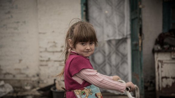 Niña de Ucrania en bici