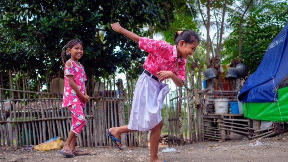 Niñas jugando en Bangladés - Save the Children Niñas jugando en Bangladés