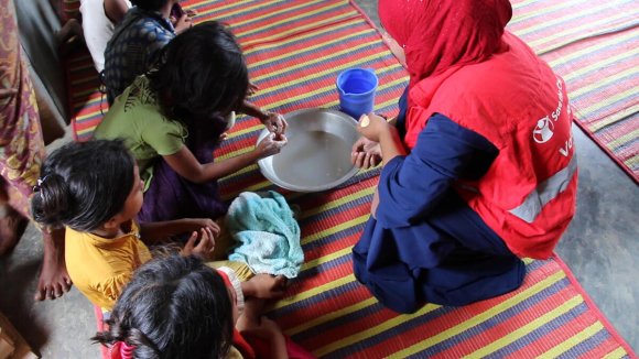 Ayuda a niñoas y niñas en bangladés