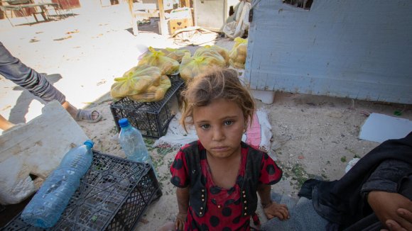 Niña siria en el campo de refugiados de Al Hol - Save the Children Niña siria en el campo de refugiados de Al Hol