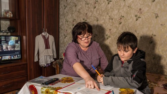 Familia en Ucrania. Un niño con su madre