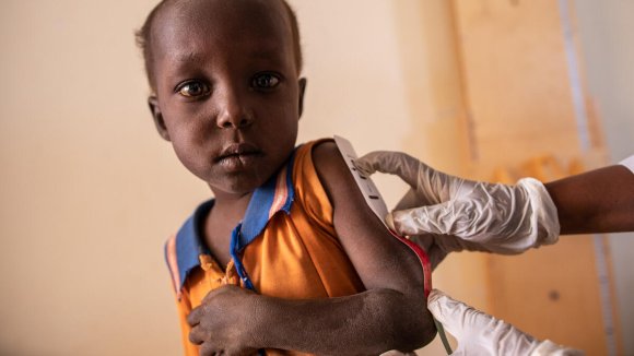 Sayid es atendido en una de las clínicas de salud materno-infantil de Save the Children en Somalia