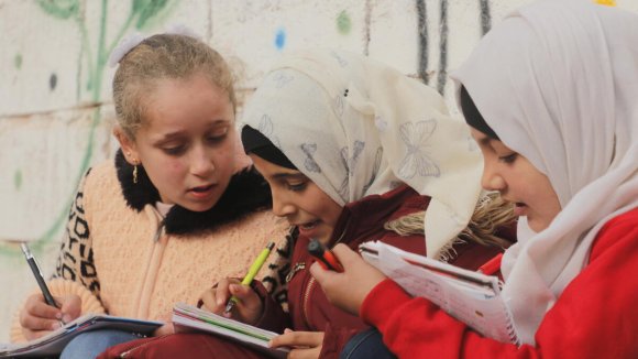 Marah, una niña refugiada siria en una clase