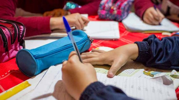 Niños en casa para el cierre de los colegios debido al coronavirus