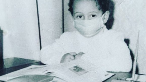 Edmundo Bal de niño con mascarilla - Campaña #QueNadieQuedeAtrás de Save the Children España Edmundo Bal de niño con mascarilla - Campaña #QueNadieQuedeAtrás