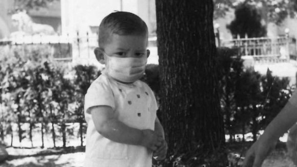 Ximo Puig de niño con mascarilla - Campaña #QueNadieQuedeAtrás