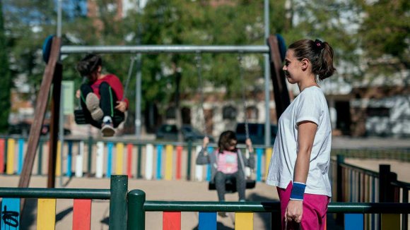Informe Pobreza en España, familias en riesgo. Una madre en un parque con sus dos hijos Informe Pobreza en España