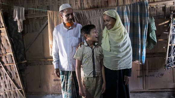 Nur niño rohingya con su nueva familia