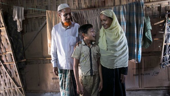 Nur, niño rohingya refugiado con su familia adoptiva Nur niño rohingya con su nueva familia