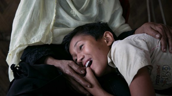 Nur niño rohingya con su madre adoptiva