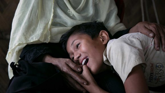 Nur niño rohingya con su madre adoptiva en el campamento Nur niño rohingya con su madre adoptiva