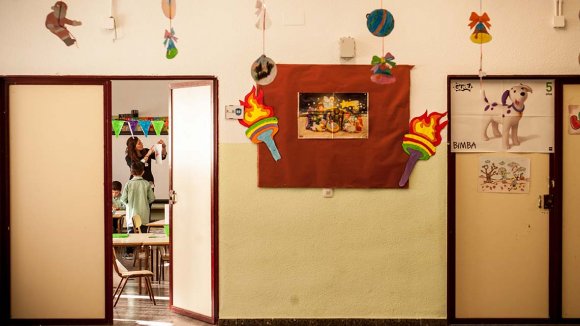 Un colegio en España - Una puerta abierta en una sala