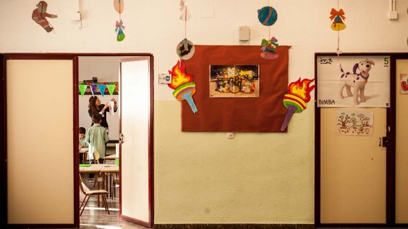 Un colegio en España Un colegio en España - Una puerta abierta en una sala