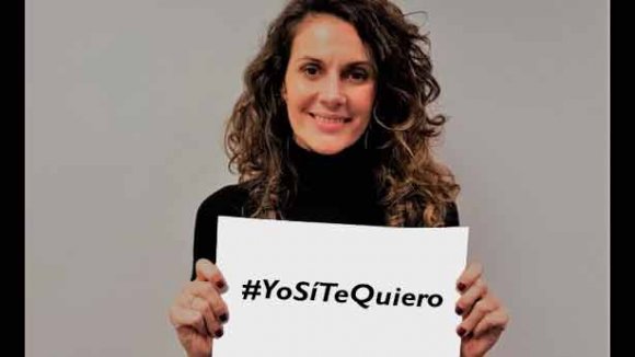 Cómo participar #YOSÍTEQUIERO - Mujer con cartel en la mano con el lema de la campaña 'Yo si te quiero' Cómo participar #YOSÍTEQUIERO