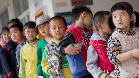 Coronavirus - Grupo de niños chinos en una cola Coronavirus - Niños chinos