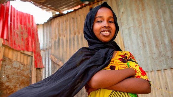 Transparencia Save the Children España - Una niña de Somalia sonriendo