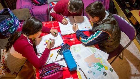 Niños y niñas estudiando juntos - Riesgo de exclusión social: IMV Niños y niñas estudiando juntos - Riesgo de exclusión social