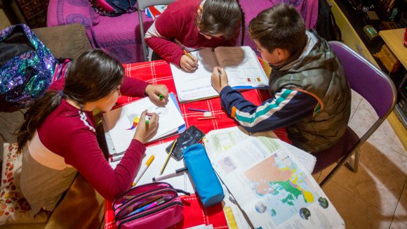 Niños y niñas estudiando juntos - Riesgo de exclusión social