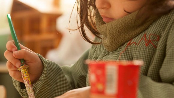 Una niña en una guardería en España Niña en guardería