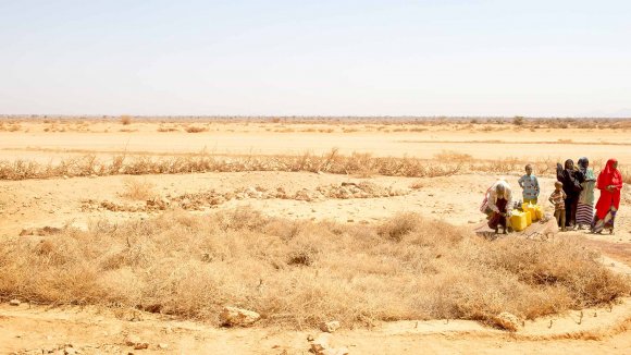 Somalia, una familia en busca de agua en un desierto Somalia - Efectos del cambio climático