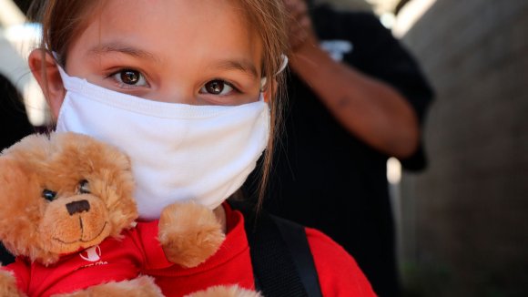 niña con mascarilla