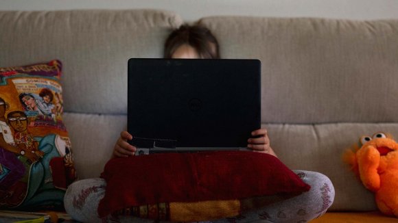Niña expuesta a contenidos online Niña que mira pantalla online
