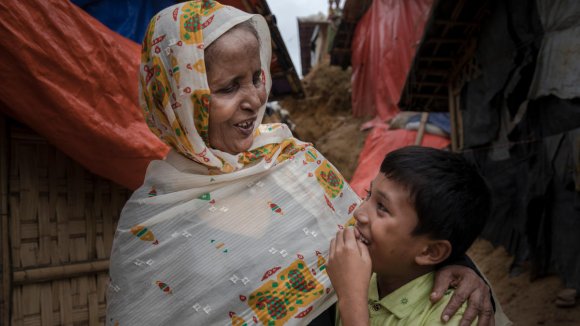 Nur con su cuidadora en un campamento de refugiados rohingya