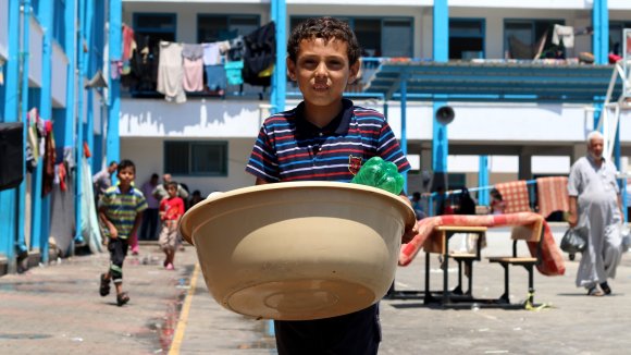 Personal de Save the Children administra vacunas contra la polio a niños y niñas en Gaza