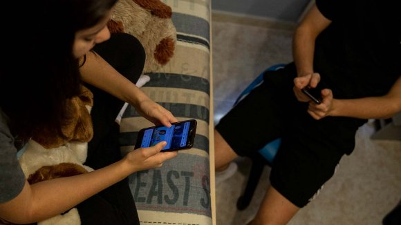Informe Desinformación Sexual -Adolescentes con el móvil en sus manos Informe Desinformación Sexual - Un chico y una chica con el móvil en sus manos