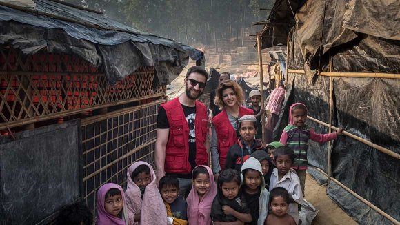 Clara Lago y Dani Rovira en el campo de refugiados Rohingya en Bangladés en 2018 Clara Lago y Dani Rovira en el campo de refugiados Rohingya en Bangladés