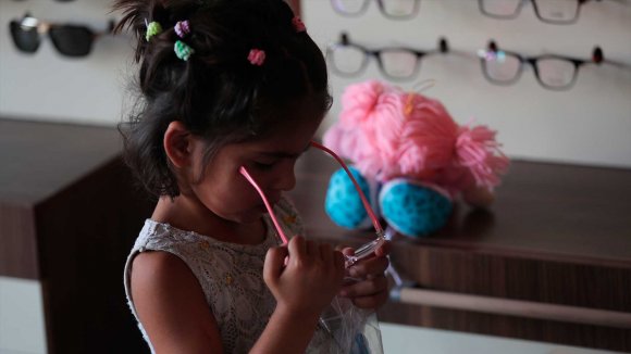Salwa, la niña después del tratamiento medico se pone sus gafas Salwa