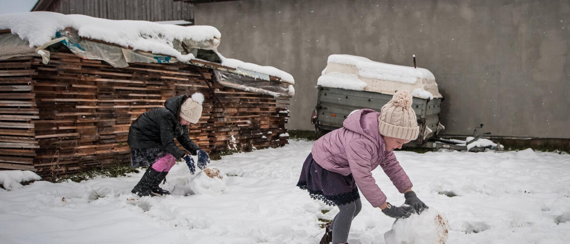 Alyona, de 5 años, juega al aire libre con su familia en el norte de Rumanía. Alina Smutko/Save the Children