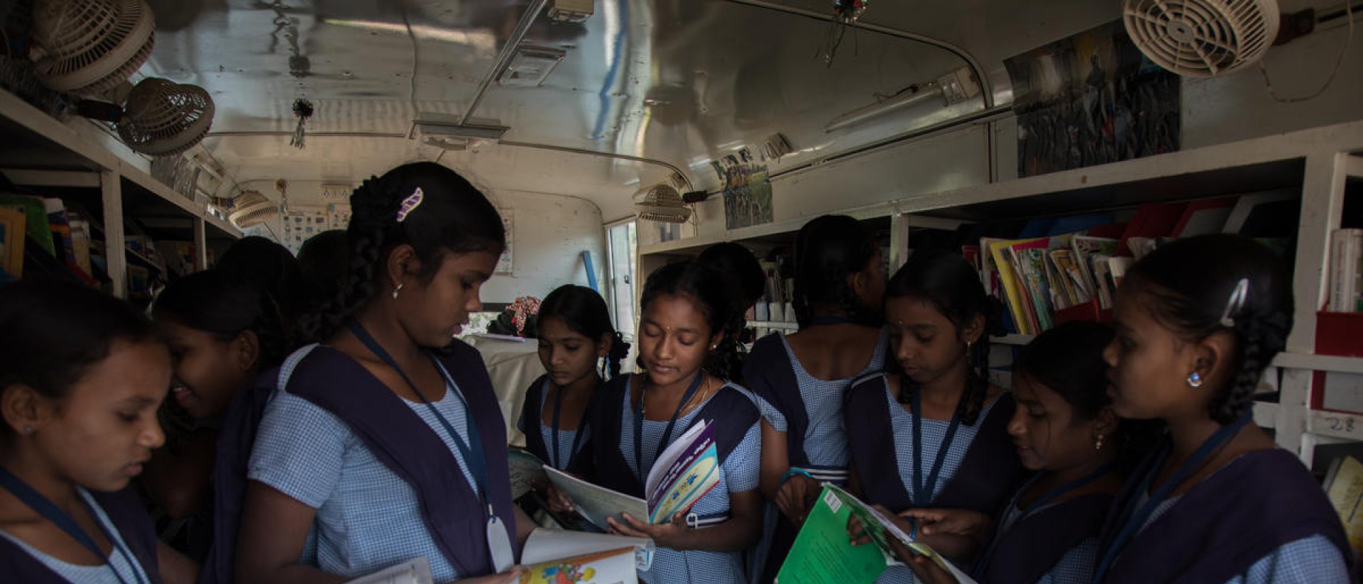 Niñas de India leyendo en un autobús