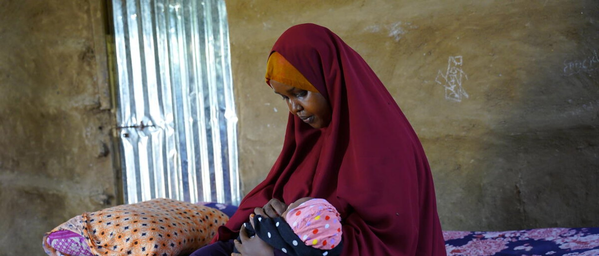 Rahma, que pudo dar a luz sano y salvo a su bebé Ahmed en un hospital de Somalia. Foto de Save the Children. 