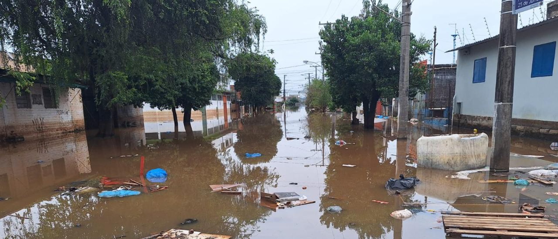 Calle inundada en Sao Leopoldo, Brasil. Inundaciones del sur de Brasil