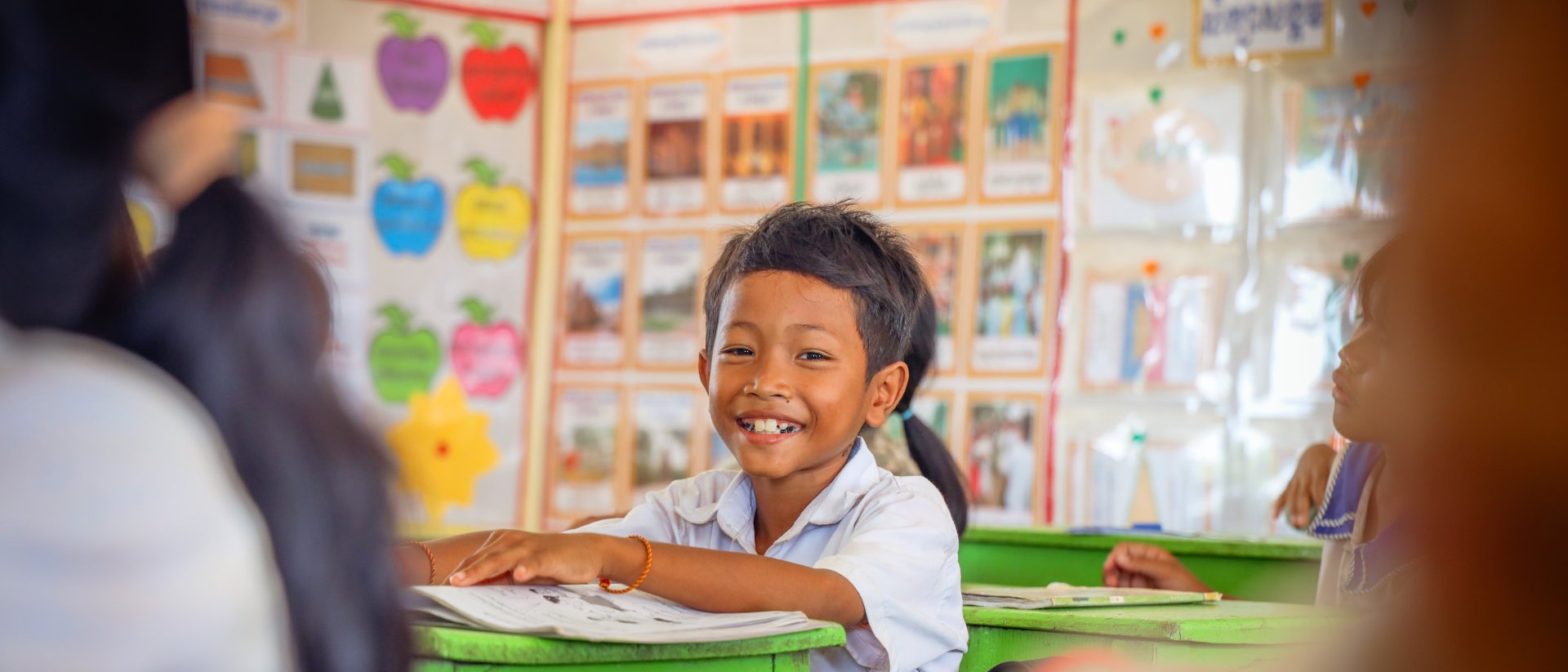 Niño en la escuela en Camboya